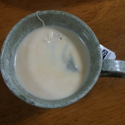 ミルクティーが好きです(^_^)
紅茶に蜂蜜を入れると独特の味になりますね！
